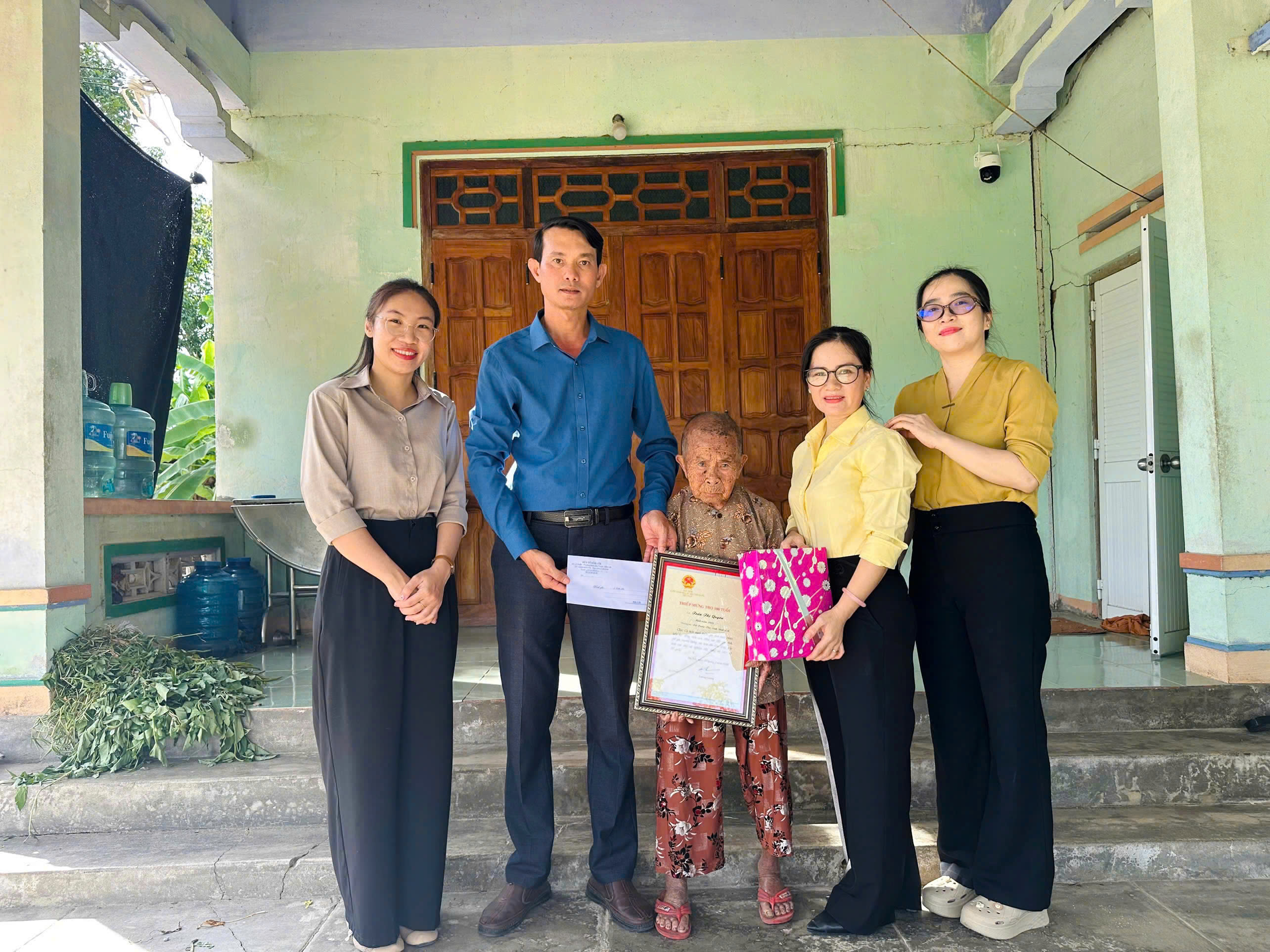 Xã Xuân Thọ tổ chức thăm, chúc thọ và tặng quà người cao tuổi nhân kỷ niệm 85 năm Ngày Người cao tuổi Việt Nam (06/6/1941 - 06/6/2026)